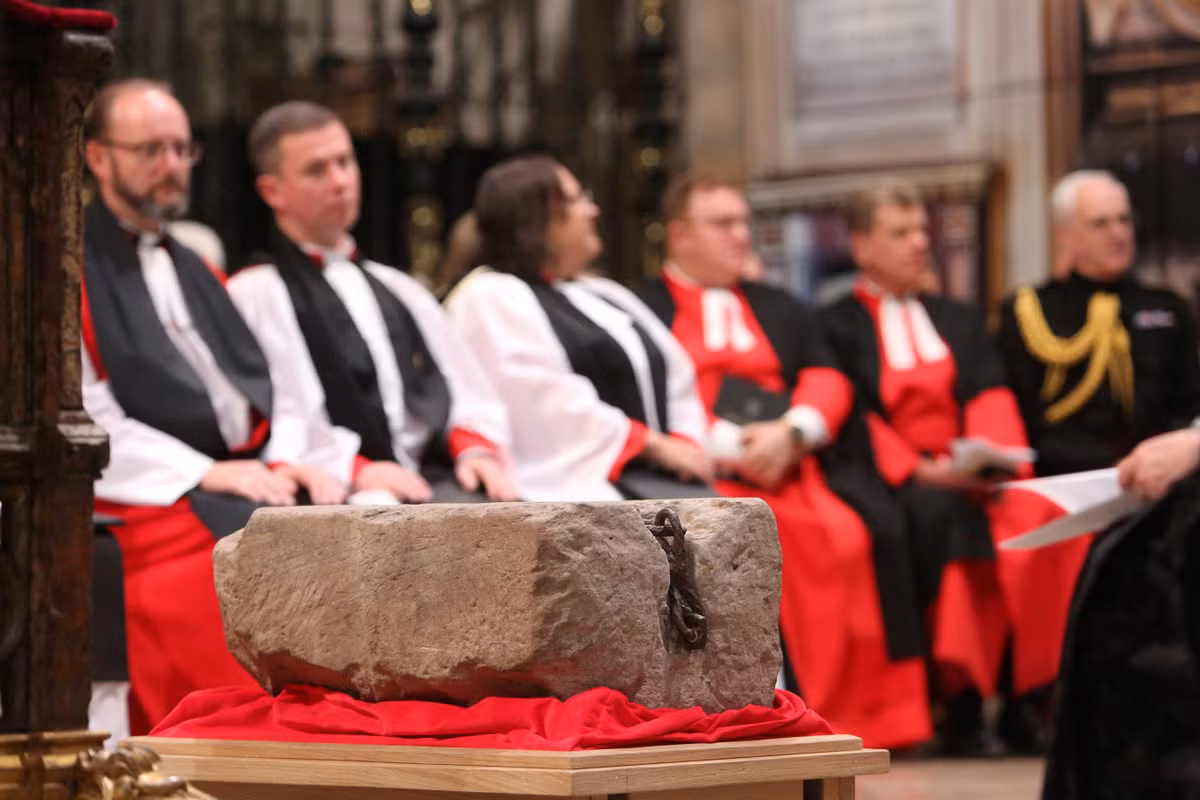 Khối đá từng được sử dụng trong lễ đăng quang của các vị vua Scotland vào thế kỷ 13. Là một phần của nghi lễ thời hiện đại, viên đá được đặt trong chiếc ghế đăng quang mà quốc vương ngồi. Viên đá được chuyển từ Scotland đến Anh vào năm 1296. Vì vậy, lịch sử của nó trước thế kỷ 13 là không rõ ràng. Các nhà khoa học Môi trường lịch sử Scotland đã thực hiện quét laze cổ vật và tiến hành các thử nghiệm khoa học trên khối đá.