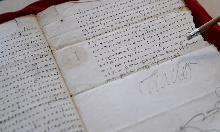 Những dòng chữ trong bức thư rất bí ẩn và không thể nào đọc hiểu được. Sau quá trình làm việc miệt mài với sự hỗ trợ của máy tính, Pierrot nhận thấy sự quen thuộc ở khoảng 120 biểu tượng mà Charles V sử dụng.