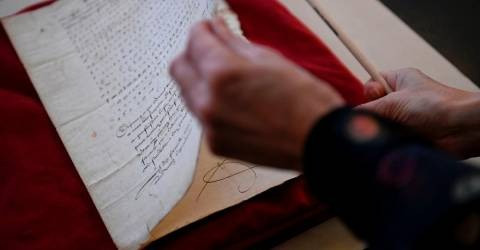 Bước đột phá đến vào tháng 6 khi Pierrot tìm cách đọc được một cụm từ trong bức thư, và nhóm sau đó đã giải mã được với sự giúp đỡ của Camille Desenclos, một nhà sử học. Cô nói: “Đó là công việc khó khăn và lâu dài nhưng thực sự đã có đột phá xảy ra trong ngày hôm đó, khi chúng tôi có được giả thuyết đúng."