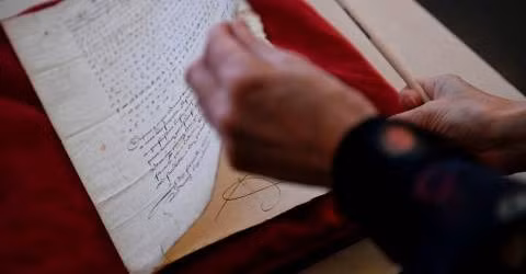 Bước đột phá đến vào tháng 6 khi Pierrot tìm cách đọc được một cụm từ trong bức thư, và nhóm sau đó đã giải mã được với sự giúp đỡ của Camille Desenclos, một nhà sử học. Cô nói: “Đó là công việc khó khăn và lâu dài nhưng thực sự đã có đột phá xảy ra trong ngày hôm đó, khi chúng tôi có được giả thuyết đúng."