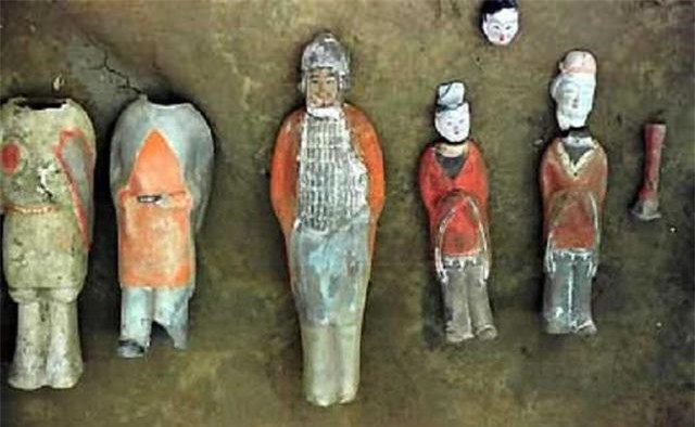 Những vì sao kẻ trộm mộ không lấy những đồ vật quý giá này? Phải chăng chúng chỉ muốn mở lăng và không có hứng thú gì với những cổ vật giá trị? Sự việc kỳ lạ này khiến cho các nhà khảo cổ cảm thấy vô cùng kỳ lạ.