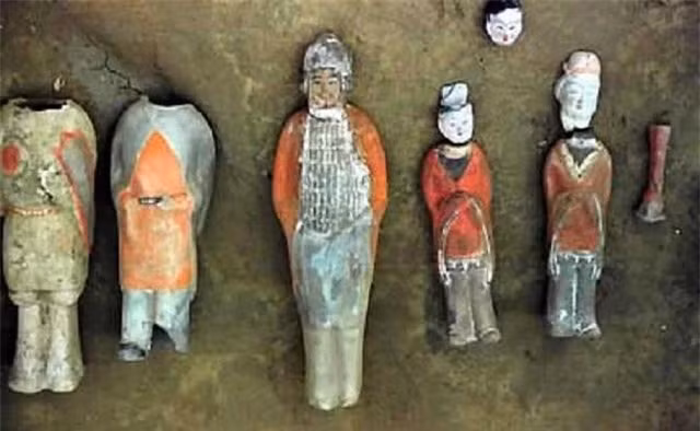 Những vì sao kẻ trộm mộ không lấy những đồ vật quý giá này? Phải chăng chúng chỉ muốn mở lăng và không có hứng thú gì với những cổ vật giá trị? Sự việc kỳ lạ này khiến cho các nhà khảo cổ cảm thấy vô cùng kỳ lạ.