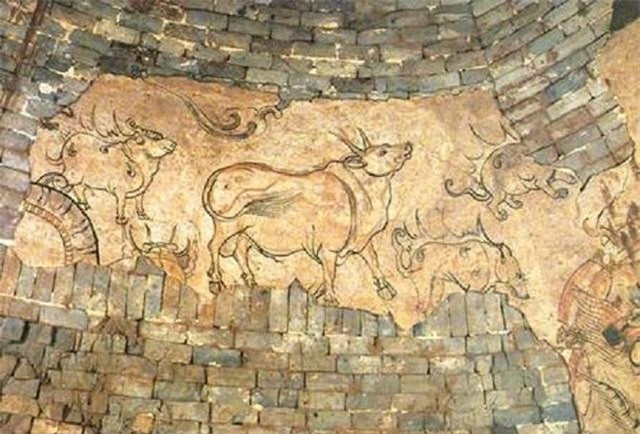 Câu trả lời sau đó đã được các chuyên gia tìm ra. Tất nhiên là những tay trộm mộ rất muốn lấy những món đồ đó.