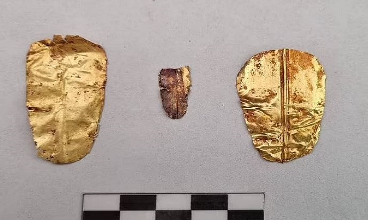 Theo truyền thuyết, Osiris, vị thần của những người đã khuất, đã bị giết và chặt thành nhiều mảnh rải khắp Ai Cập. Sau đó em gái và vợ của Osiris đã hồi sinh ông bằng cách tìm kiếm lại những mảnh ghép này. Vì thế người ta tin rằng sự hiện diện của chiếc lưỡi vàng, có thể đã cho phép người chết thuyết phục Osiris thương xót linh hồn của họ.