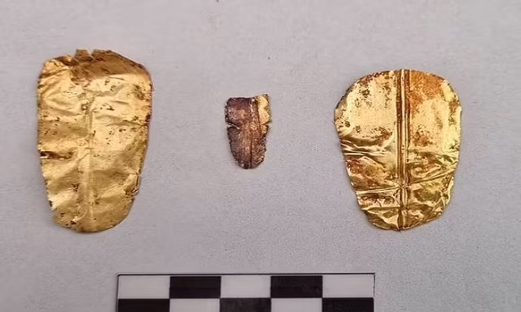 Theo truyền thuyết, Osiris, vị thần của những người đã khuất, đã bị giết và chặt thành nhiều mảnh rải khắp Ai Cập. Sau đó em gái và vợ của Osiris đã hồi sinh ông bằng cách tìm kiếm lại những mảnh ghép này. Vì thế người ta tin rằng sự hiện diện của chiếc lưỡi vàng, có thể đã cho phép người chết thuyết phục Osiris thương xót linh hồn của họ.