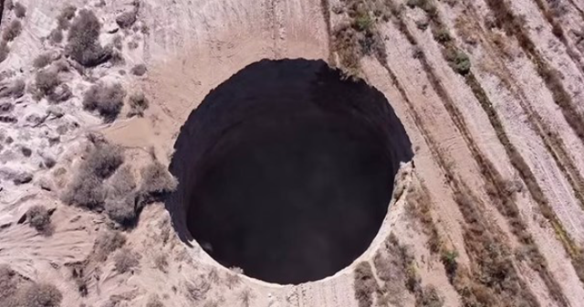 "Chúng tôi không tìm thấy bất kỳ vật chất nào dưới đó, ngoại trừ rất nhiều nước", David Montenegro, Giám đốc Cơ quan Địa chất và Khai thác Quốc gia Chile cho biết.