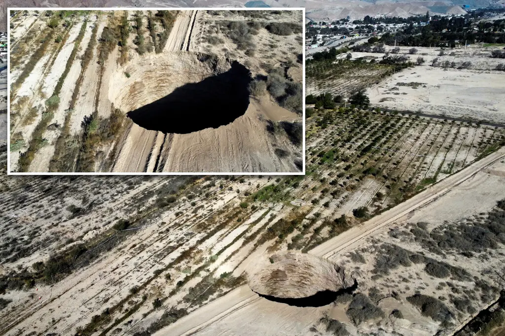 Hiện tượng có thể do các yếu tố tự nhiên gây ra như mưa nắng và nước ngầm, dẫn đến phong hóa và xói mòn.