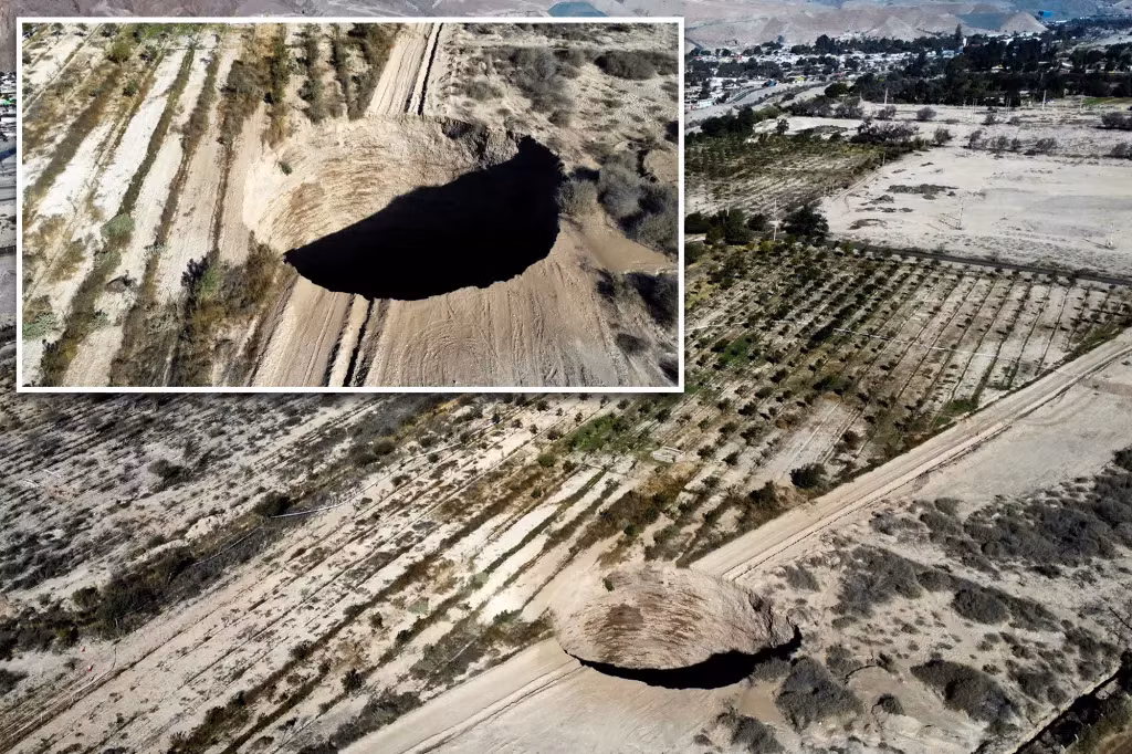 Hiện tượng có thể do các yếu tố tự nhiên gây ra như mưa nắng và nước ngầm, dẫn đến phong hóa và xói mòn.