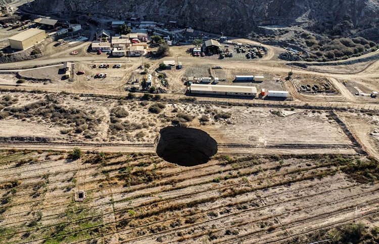 Hố sụt vẫn ổn định kể từ khi xuất hiện. Nó nằm cách ngôi nhà gần nhất 600 m nên ít có khả năng ảnh hưởng đến cộng đồng địa phương.