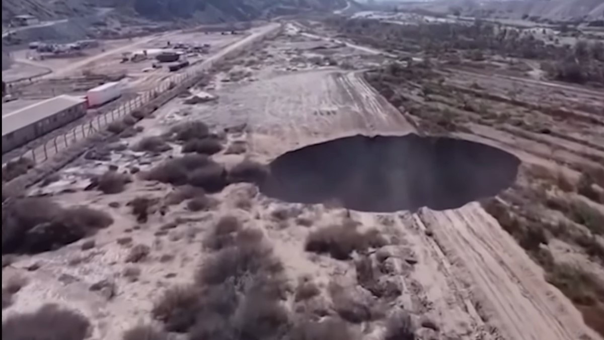 Hố sụt, thường được gọi là hố địa ngục hay hố tử thần, hình thành do sự sụt lún đất đá trên bề mặt, khi đất bên dưới bị làm rỗng đến mức không còn đủ liên kết để đỡ các khối đất đá bên trên.