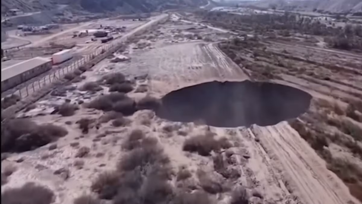 Hố sụt, thường được gọi là hố địa ngục hay hố tử thần, hình thành do sự sụt lún đất đá trên bề mặt, khi đất bên dưới bị làm rỗng đến mức không còn đủ liên kết để đỡ các khối đất đá bên trên.