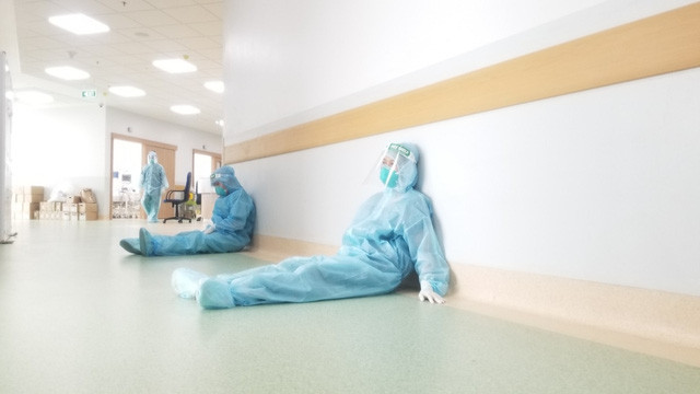 Đây chẳng phải hình ảnh xa lạ đối với các nhân viên y tế trong suốt đại dịch Covid-19. Chăm lo cho bệnh nhân ngày đêm đến kiệt sức, họ tranh thủ chợp mắt ở mọi nơi, từ sàn bệnh viện, trên ghế, trên bàn... (Ảnh: Bệnh viện Chợ Rẫy).