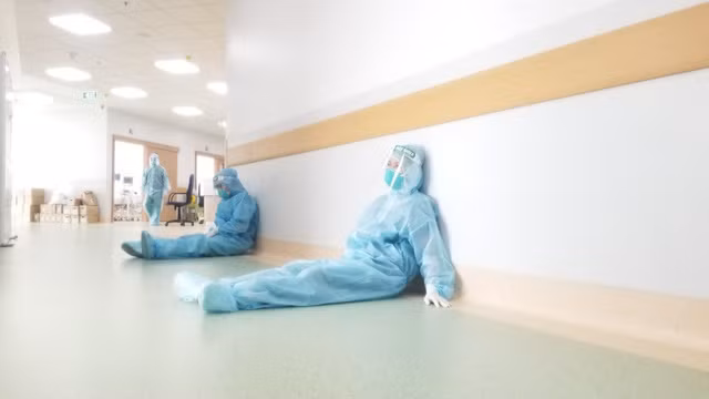 Đây chẳng phải hình ảnh xa lạ đối với các nhân viên y tế trong suốt đại dịch Covid-19. Chăm lo cho bệnh nhân ngày đêm đến kiệt sức, họ tranh thủ chợp mắt ở mọi nơi, từ sàn bệnh viện, trên ghế, trên bàn... (Ảnh: Bệnh viện Chợ Rẫy).