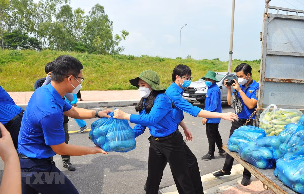 Không chỉ có vậy, đồng bào trên khắp mọi miền Tổ quốc đều hướng về miền Nam ruột thịt trong những ngày tháng khó khăn vì dịch bệnh. Nhờ những tấm lòng, những lời kêu gọi, rất nhiều hàng hóa, nhu yếu phẩm từ mọi miền đã được vận chuyển đến tận nơi cho bà con miền trong. (Ảnh: TTXVN).