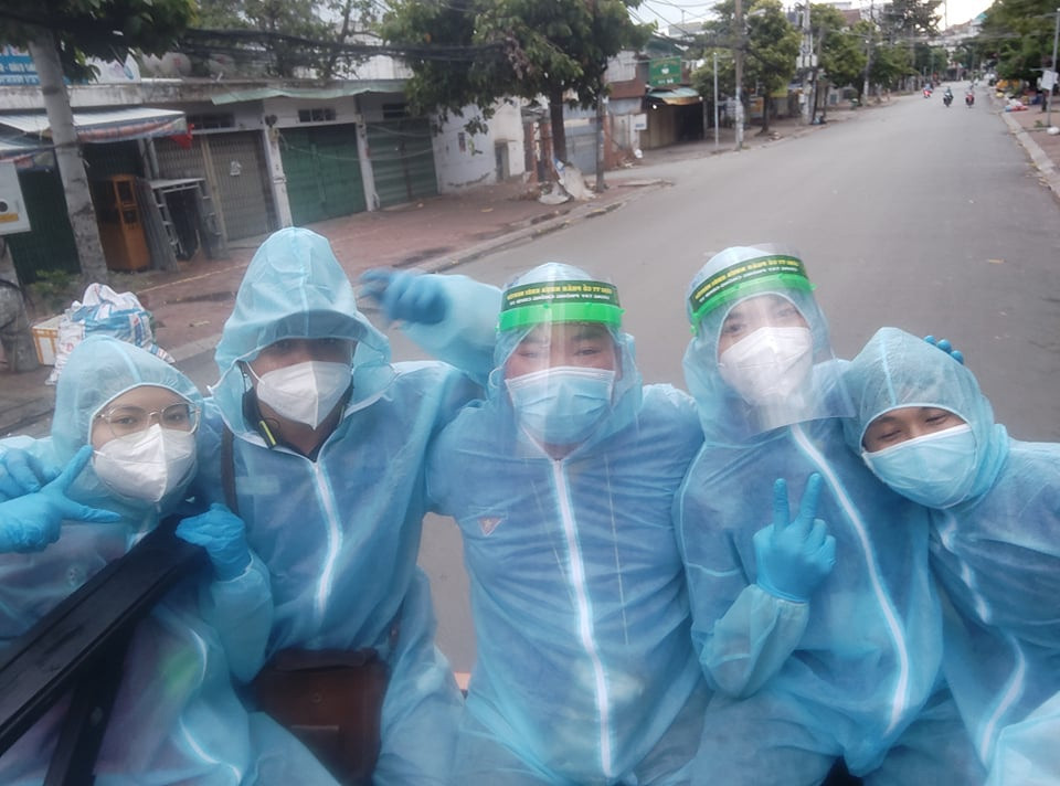 "Mưa trắng trời và đến bất ngờ, đoàn không kịp phản ứng và thế là “mọi người lạnh quá nên đan tay ôm chặt nhau cho ấm. Tuyến đường đang di chuyển không có chỗ để trú. Với lại, đội mà có ghé lại đâu cũng ngại cho người dân nên cố gắng đi luôn dưới mưa” – một thành viên chia sẻ với truyền thông.