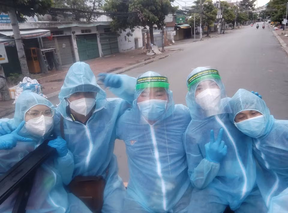 "Mưa trắng trời và đến bất ngờ, đoàn không kịp phản ứng và thế là “mọi người lạnh quá nên đan tay ôm chặt nhau cho ấm. Tuyến đường đang di chuyển không có chỗ để trú. Với lại, đội mà có ghé lại đâu cũng ngại cho người dân nên cố gắng đi luôn dưới mưa” – một thành viên chia sẻ với truyền thông.