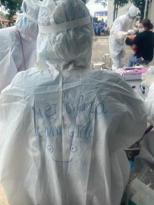 Chàng trai trẻ Nguyễn Văn Thắng làm nhiệm vụ lấy mẫu xét nghiệm cho người dân huyện Việt Dũng, tỉnh Bắc Giang. Giữa trưa hè nắng nóng, nam sinh trường Y gần như kiệt sức, bàn tay tê mỏi. Để tự động viên bản thân cùng các bạn tình nguyện viên khác, Thắng đã viết lên áo bảo hộ của mình dòng chữ: "Mệt mỏi chỉ là cảm giác ^-^".