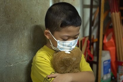 Dịch COVID-19 mang theo những nỗi đau không thể diễn tả bằng lời khi những người thân yêu nhất đột ngột ra đi. Từ người lớn cho đến con trẻ đều mang trong mình những cảm xúc xót xa và nỗi nhớ không thể diễn tả bằng lời. (Ảnh: Lao động).