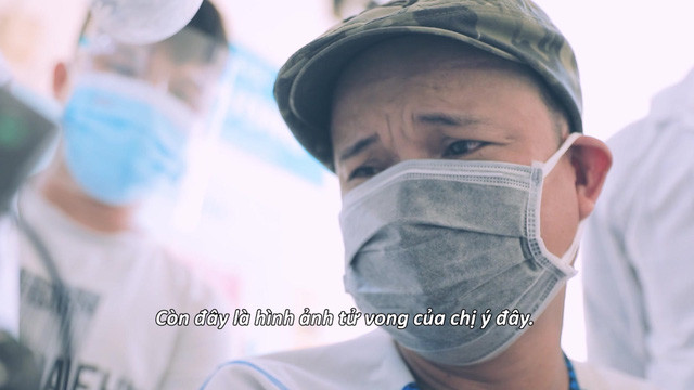 Người cha chết lặng, khóc không thành tiếng khi nghe tin đứa con gái bé nhỏ của mình đã mất vì COVID-19. Khoảnh khắc này, ông chỉ còn biết ôm lấy chính mình. (Ảnh: Phim tài liệu "Ranh giới").
