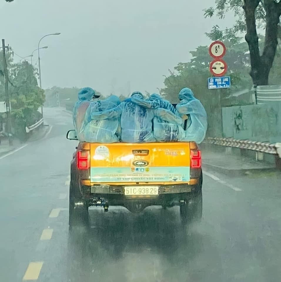 Bức ảnh các tình nguyện viên của đội xe phun khử khuẩn phản ứng nhanh phòng chống dịch COVID-19 ôm chặt lấy nhau trong cơn mưa chiều 15/7 khiến cộng đồng mạng xúc động. Nhiều ý kiến cho rằng, hình ảnh đẹp này đã lan tỏa một thông điệp: chúng ta hãy đoàn kết và sự đoàn kết sẽ đem đến sức mạnh để chúng ta chiến thắng cả thiên tai lẫn dịch bệnh.