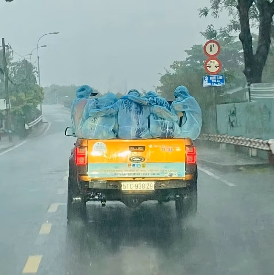 Bức ảnh các tình nguyện viên của đội xe phun khử khuẩn phản ứng nhanh phòng chống dịch COVID-19 ôm chặt lấy nhau trong cơn mưa chiều 15/7 khiến cộng đồng mạng xúc động. Nhiều ý kiến cho rằng, hình ảnh đẹp này đã lan tỏa một thông điệp: chúng ta hãy đoàn kết và sự đoàn kết sẽ đem đến sức mạnh để chúng ta chiến thắng cả thiên tai lẫn dịch bệnh.