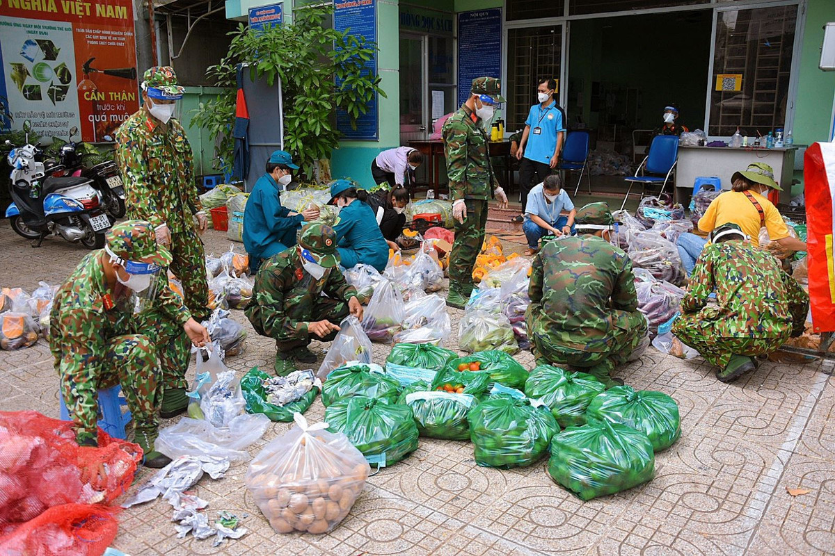 Hình ảnh các chú bộ đội nhặt rau, vận chuyển hàng, giúp dân đi chợ, khám bệnh cho người dân… là những hình ảnh đẹp, xúc động và gần gũi nhất của các chiến sĩ bộ đội Cụ Hồ hỗ trợ người dân TP Hồ Chí Minh trong những ngày dịch bệnh phức tạp, khó khăn. (Ảnh: Hoàng Tuyết).