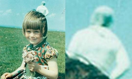 10. Người ngoài hành tinh bí ẩn. Sau khi rửa bức ảnh của con gái mình vào năm 1964, ông Jim Templeton đã phát hiện một người đàn ông bí ẩn, mặc bộ đồ của phi hành gia đang đứng đằng sau con gái mình và Jim nói rằng, khi chụp ảnh, cả ông và vợ đều không phát hiện có ai đang đứng ở xung quanh. Ngay cả các chuyên gia của Kodak cũng nhảy vào điều tra và đưa ra nhận định bức ảnh này không hề bị làm giả.