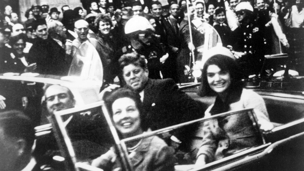 Vào ngày 24/11 năm 1963, trước khi Oswald hầu tòa, Oswald đã bị chủ hộp đêm Jack Ruby bắn chết. Lời giải thích được chấp nhận rộng rãi nhất là Oswald đã một mình giết JFK và Ruby giết Oswald.