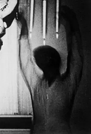 Sau khi rửa ảnh, họ đã nhìn thấy một xác người rơi xuống từ trần nhà. Có rất nhiều giả thuyết và điều tra được đặt ra và nhiều người còn cho rằng đây là một trò đùa không hơn không kém, tuy nhiên cho đến nay vẫn không ai giải thích được nguồn gốc và nguyên nhân của bức ảnh này.