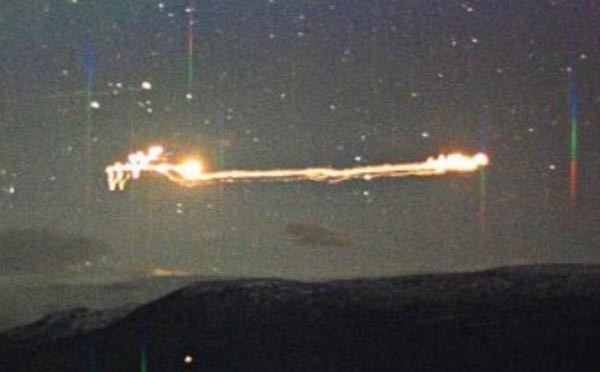 Tuy nhiên, vào tháng 5/2014, một số nhà khoa học có vẻ đã tìm ra được lời giải khi họ cho rằng lượng đá kim loại trong núi kết hợp với khí lưu huỳnh từ sông và hình thành các bong bóng khí có ánh sáng kì ảo như trên. Giả thuyết này vẫn chưa được chứng thực và ánh sáng Hessadlen vẫn là một bí ẩn lịch sử chưa có lời giải.