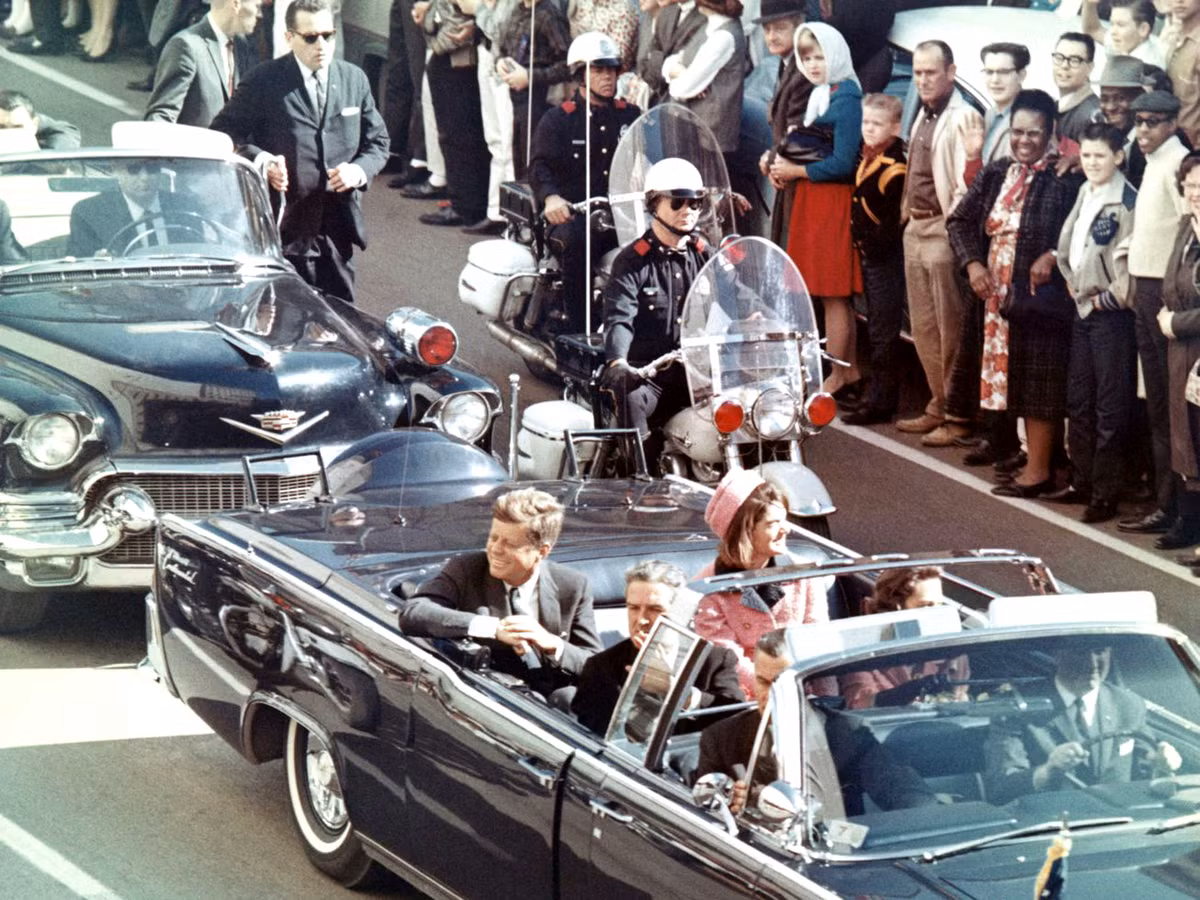 7. Ai đã ám sát Tổng thống John F. Kennedy? Đây có lẽ là bí ẩn lớn nhất trong lịch sử nước Mỹ không bao giờ có lời giải để mọi người hài lòng. Vào ngày 22/11 năm 1963, Tổng thống John F. Kennedy bị Lee Harvey Oswald bắn tại Dallas.