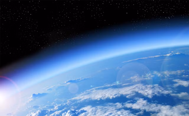 Quá trình này hoạt động tương tự như bay hơi nhưng ở một quy mô khác, Gronoff nói. Trong bầu khí quyển, các nguyên tử oxy, hydro và helium hấp thụ đủ năng lượng từ mặt trời để thoát ra khỏi khí quyển, theo Gronnoff.