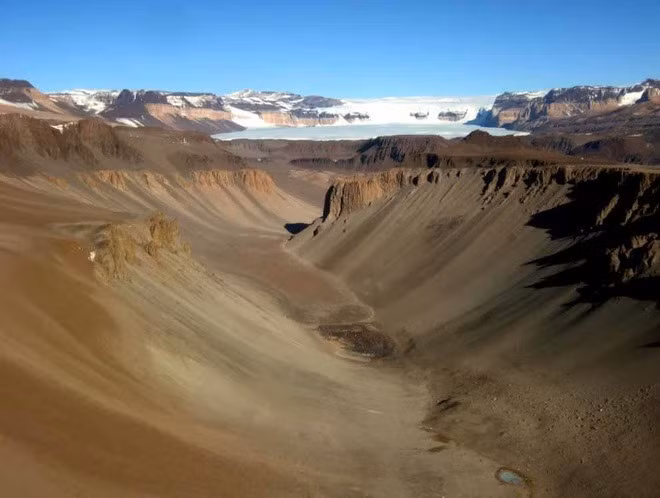 Điều đáng ngạc nhiên là thung lũng McMurdo không chỉ là nơi khô nhất Trái Đất mà còn có những đặc điểm thiên nhiên tương tự như sao Hỏa, điều này cho phép NASA tiến hành các thử nghiệm quan trọng tại đây.