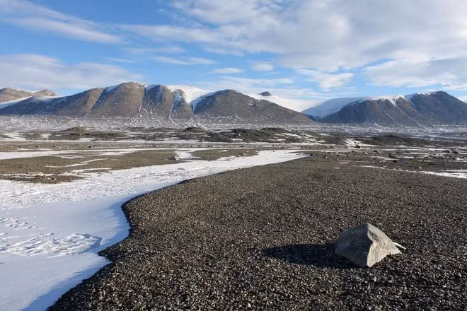 Du khách có thể tham quan thung lũng Taylor, một trong những điểm du lịch nổi tiếng ở Nam Cực, với dòng thác máu độc đáo. Thác máu này được đặt tên theo hiện tượng nước chảy từ sông băng màu đỏ.