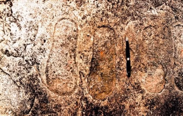 4. Dấu chân trên đá của người ngoài hành tinh. Dấu chân này được người dân địa phương lưu truyền truyền thuyết về các vị thần từ trên bầu trời ghé thăm nơi đây.