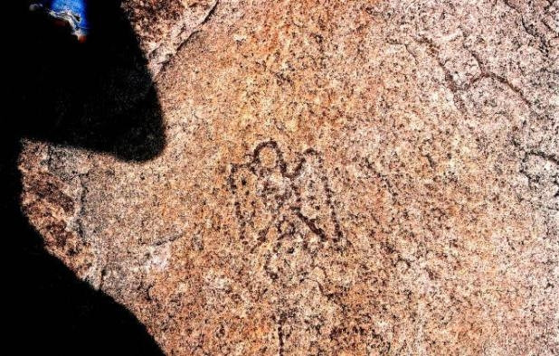 3. Bức bích họa 10 000 năm tuổi về UFO và hình ảnh người ngoài hành tinh. Vị trí bức bích họa cách thành phố Raipur 130 km kể từ hai ngôi làng Chandeli và Gotitola.