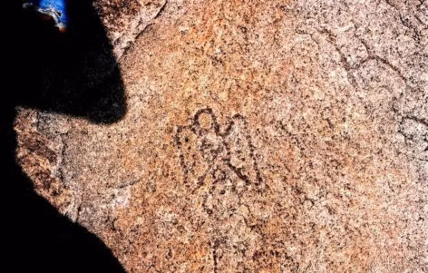 3. Bức bích họa 10 000 năm tuổi về UFO và hình ảnh người ngoài hành tinh. Vị trí bức bích họa cách thành phố Raipur 130 km kể từ hai ngôi làng Chandeli và Gotitola.