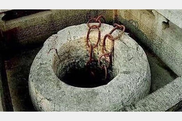 Vào ngày 17/6, "Bắc Kinh Thanh niên báo" đăng một tin tức về việc "đào thấy một giếng cổ trên đường số 5". Câu hỏi liệu đó có phải là giếng Tỏa Long huyền thoại hay không đang được cục di tích văn hóa xác minh. Công trường đào bị đình chỉ sau khi tin tức được đăng. Ngay cả tàu điện ngầm cũng phải đi vòng qua giếng cổ đại này.