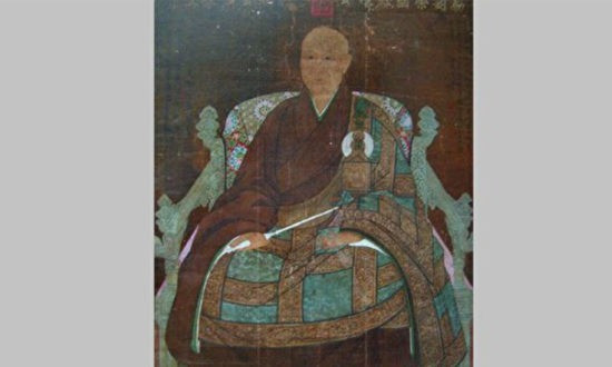 Có tin đồn rằng ông đã xúc phạm một con rồng đang bảo vệ kho báu ở Bắc Bình và con rồng đã trừng phạt ông bằng một trận hồng thủy lớn. Minh Thành Tổ không sợ hãi và đã tìm đến Diêu Quảng Hiếu, một "hắc y tể tướng" được mệnh danh là hóa thân của "Hàng Long La Hán" để giúp ông đối phó với con rồng.