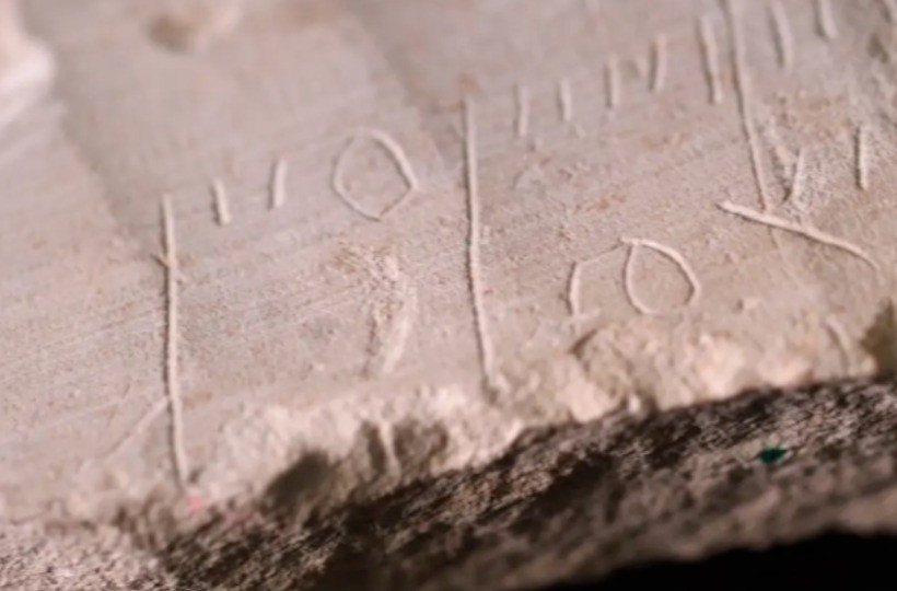 Loại chữ viết và đá, cũng như những điểm tương đồng của nó với những viên đá khác, đã giúp các nhà khảo cổ xác định niên đại của nó vào khoảng giữa thế kỷ thứ nhất TCN và thế kỷ thứ nhất SCN. Các nhà nghiên cứu cho biết thêm, người tạo ra bản khắc chữ bằng tiếng Do Thái đã sử dụng một công cụ sắc bén để khắc trên nắp đá.