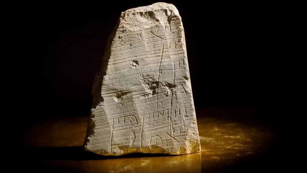 Ngày nay, hầu hết các biên lai được làm bằng giấy, nhưng khoảng 2.000 năm trước, một chứng từ tài chính quan trọng đã được ghi trên một vật liệu nặng hơn nhiều: đá.