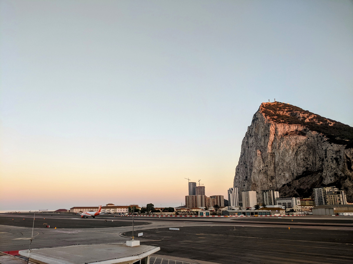 Tuy nhiên, khi gió Levant hình thành từ hướng đông nam thay vì đông bắc, những cơn gió thường khô và không chứa đủ độ ẩm cần thiết để tạo ra mây banner.