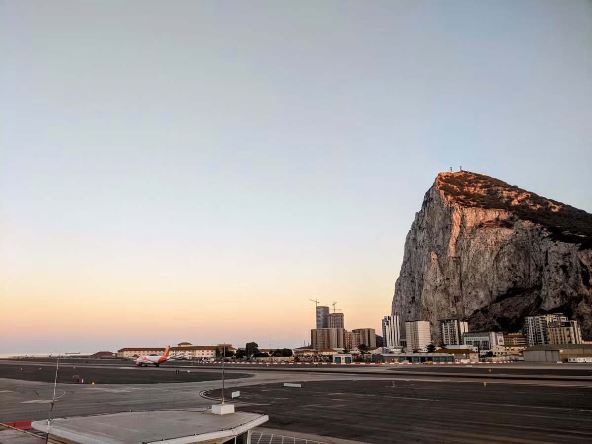 Tuy nhiên, khi gió Levant hình thành từ hướng đông nam thay vì đông bắc, những cơn gió thường khô và không chứa đủ độ ẩm cần thiết để tạo ra mây banner.