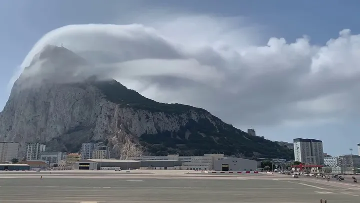 Núi Gibraltar rất phù hợp để tạo ra mây banner bởi vùng núi này thường xuyên đón gió Levant, loại gió đông thổi về hướng tây qua eo biển Gibraltar ngoài khơi phía nam Tây Ban Nha.