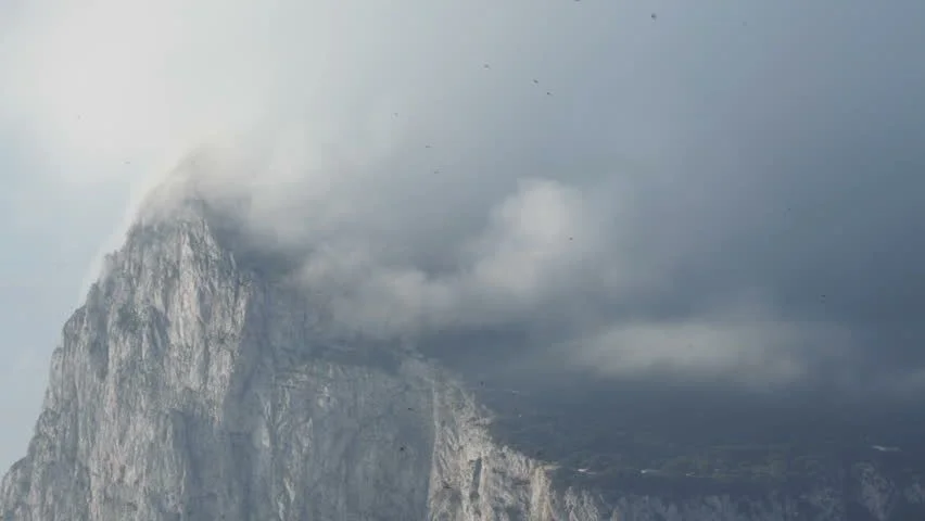 Mây banner ra đời khi gió mạnh thổi không khí độ ẩm cao qua đồi núi, khiến không khí bốc lên đỉnh.