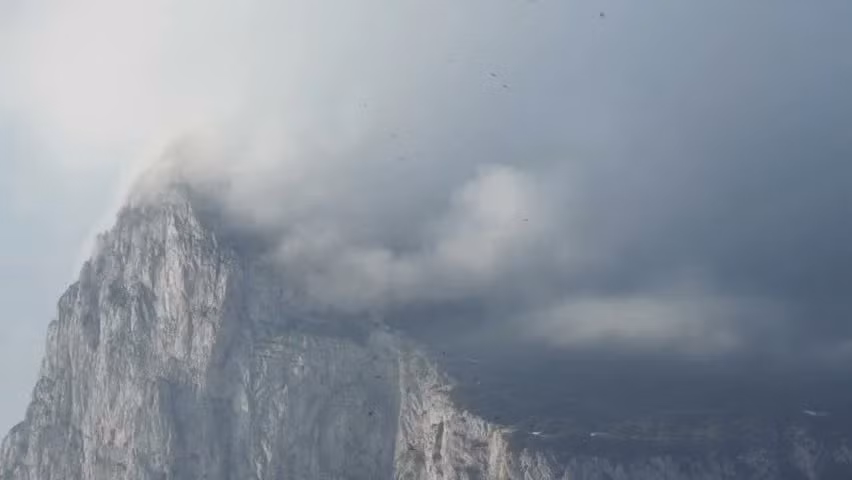 Mây banner ra đời khi gió mạnh thổi không khí độ ẩm cao qua đồi núi, khiến không khí bốc lên đỉnh.