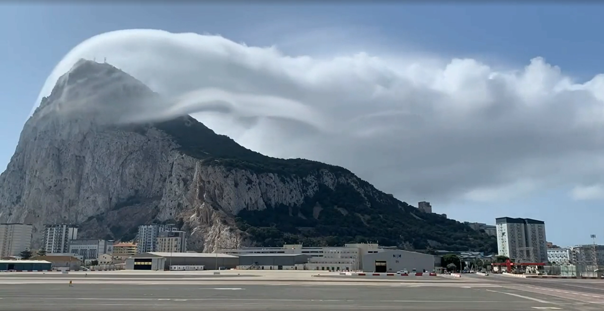 Các đám mây được hình thành với cơ chế tương tự có thể được tìm thấy ở đỉnh Everest trên dãy Himalaya và đỉnh Matterhorn trên dãy Alps.