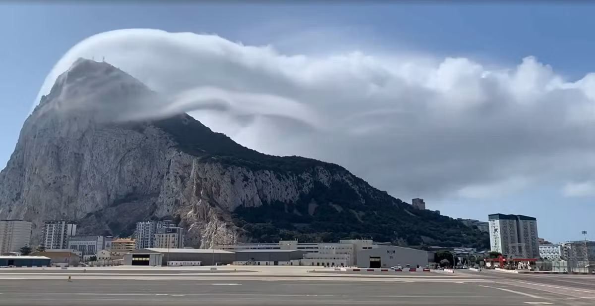 Các đám mây được hình thành với cơ chế tương tự có thể được tìm thấy ở đỉnh Everest trên dãy Himalaya và đỉnh Matterhorn trên dãy Alps.