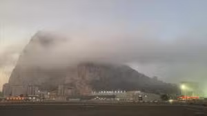 Mây Levanter cũng có thể tạo ra điều kiện khí hậu trái ngược ở hai sườn núi Gibraltar.
