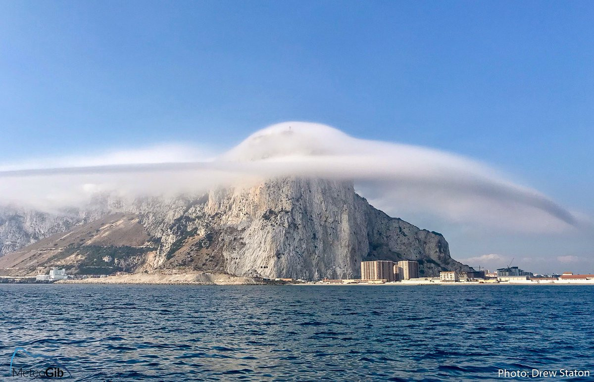 Theo đoạn video được cơ quan khí tượng Gibraltar công bố, một đám mây Levanter được đặt tên theo gió Levant, một loại gió ở khu vực Tây Địa Trung Hải thổi từ phía đông qua Gibraltar - đã hình thành ở vùng lãnh thổ này.